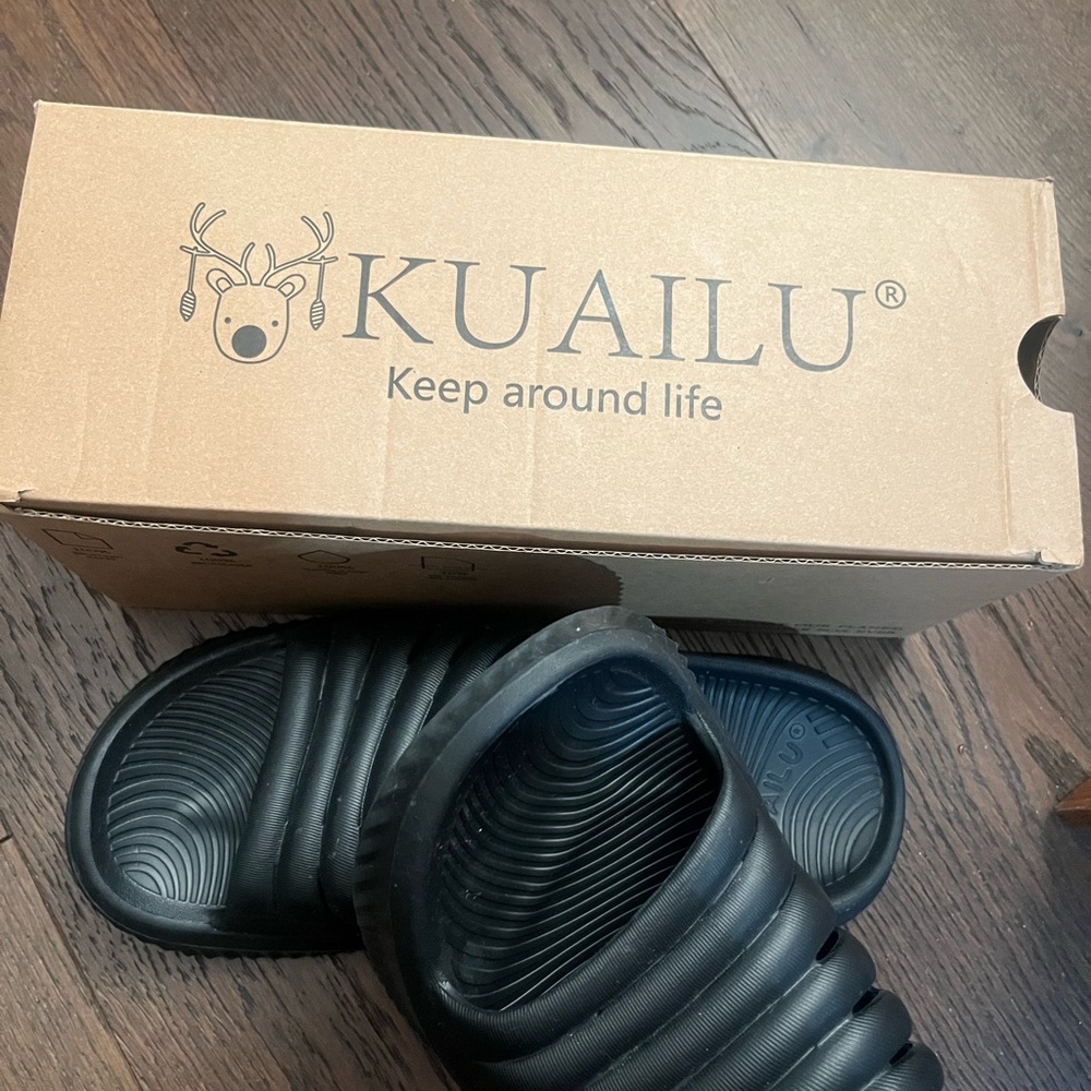 Kuala women’s sandals size 9  black